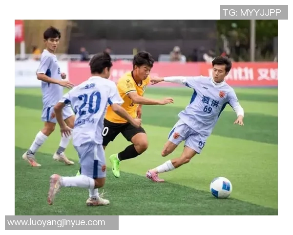 足球场上星光熠熠 聚焦当红球星们的巅峰对决与荣耀时刻